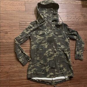 Ellison Jacket with Detachable Hood in Camo Size S